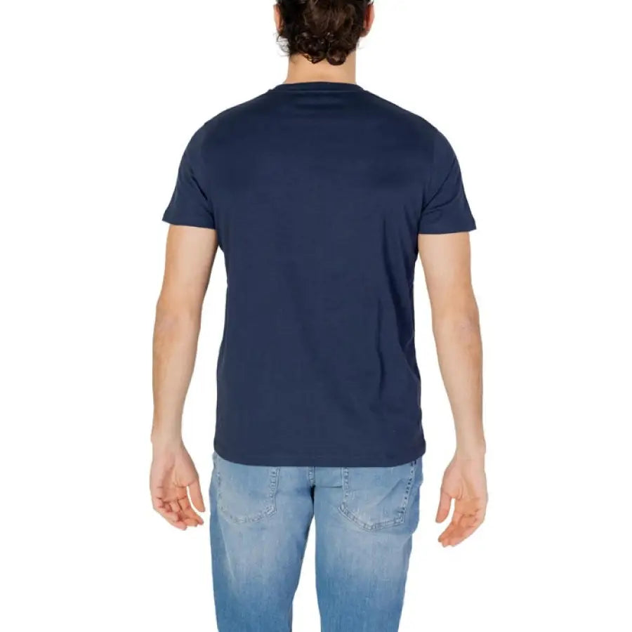 Man in U.S. Polo Assn. navy blue men t-shirt showcasing urban style clothing