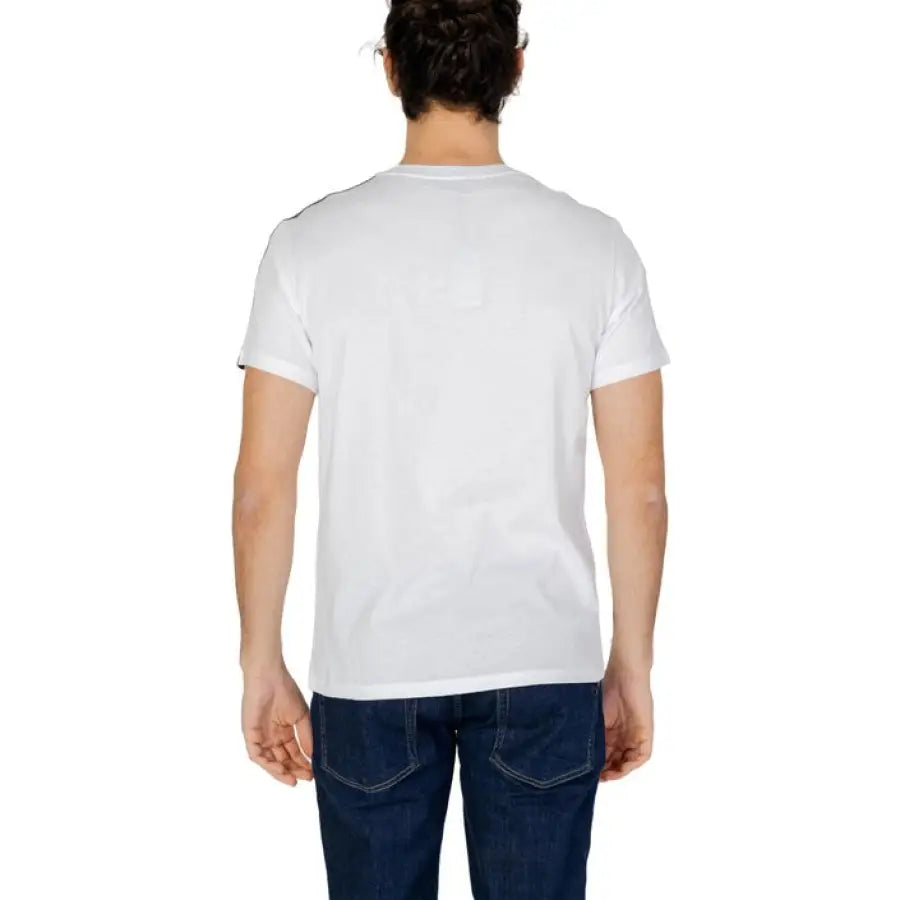 
                      
                        Emporio Armani man modeling white T-shirt with pocket from Armani Underwear collection
                      
                    