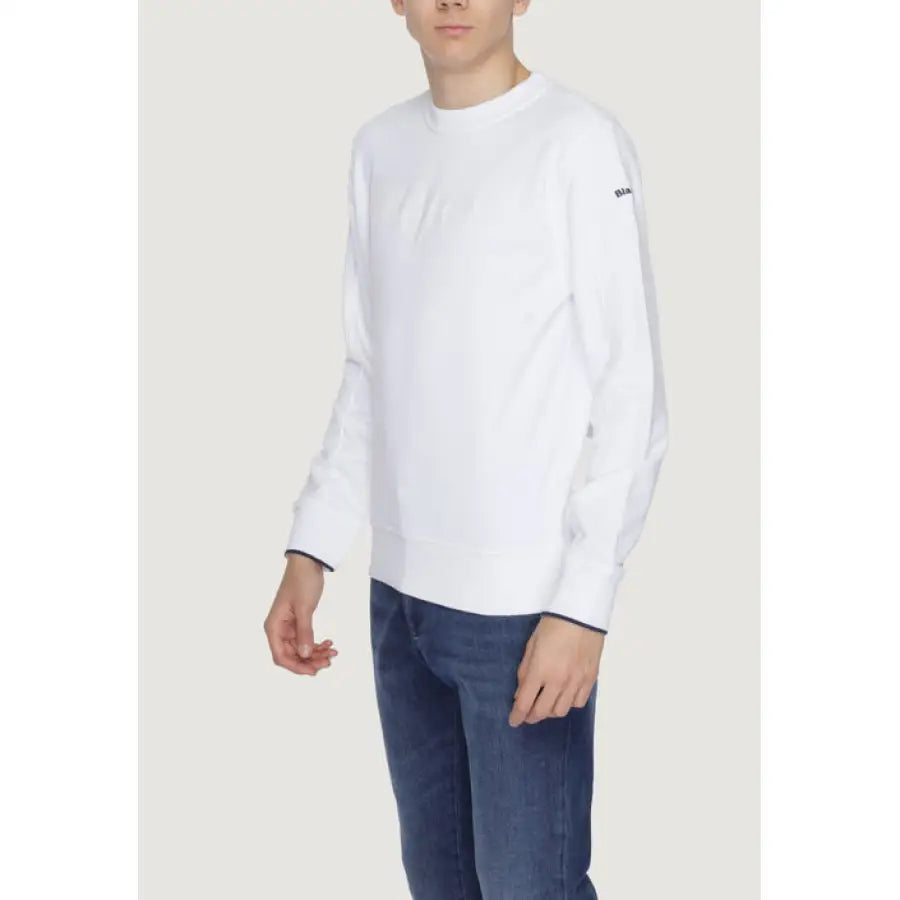 
                      
                        The North Face long sleeve T-shirt in urban city style featured in Blauer Men Sweatshirts
                      
                    