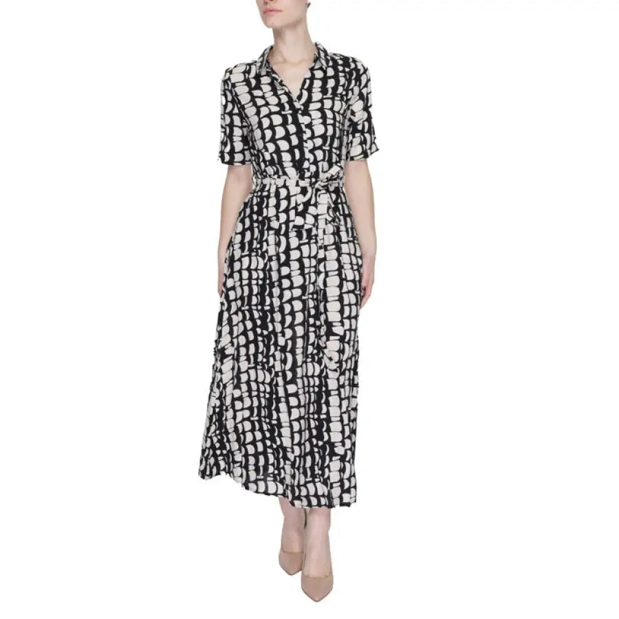 Urban style: Woman wearing black and white Jacqueline De Yong dress