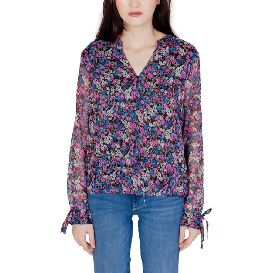 Woman in urban-style Jacqueline De Yong floral blouse - Trendy clothing item for women