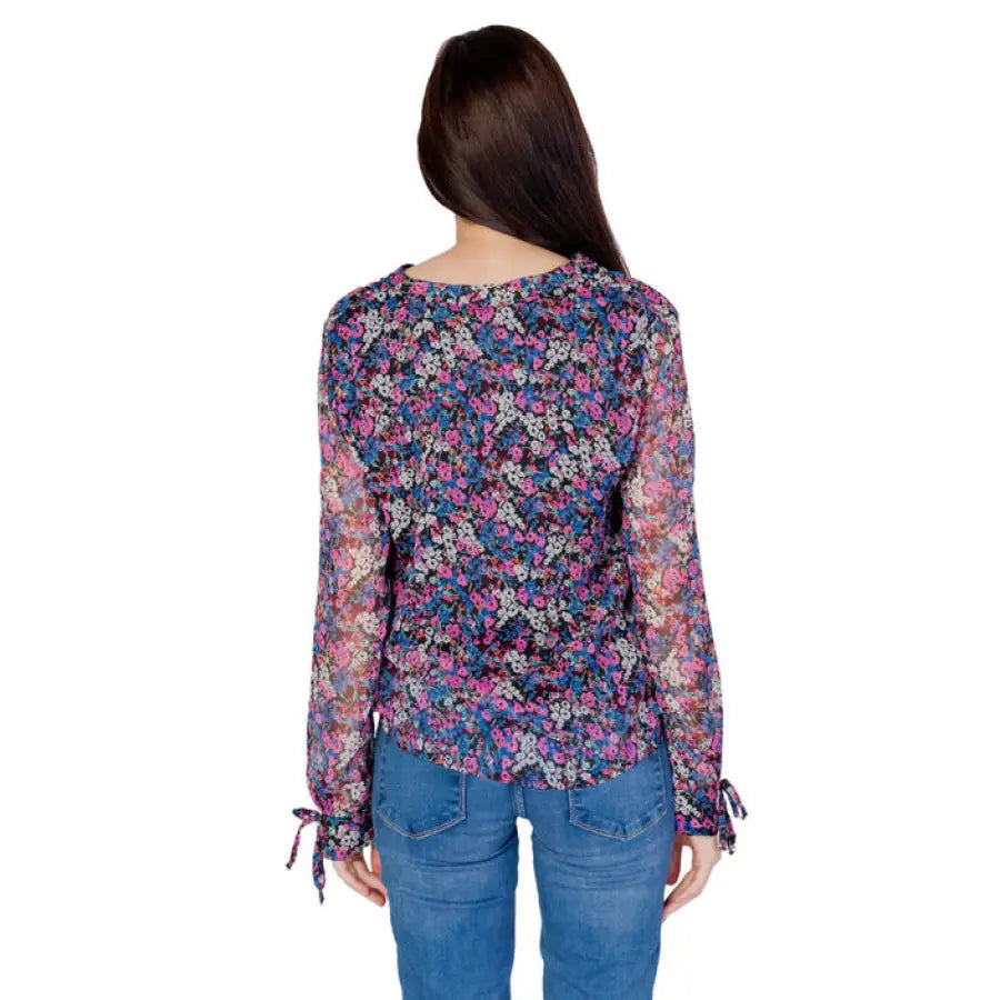 Urban style: Woman in floral blouse - Jacqueline De Yong Women Blouse