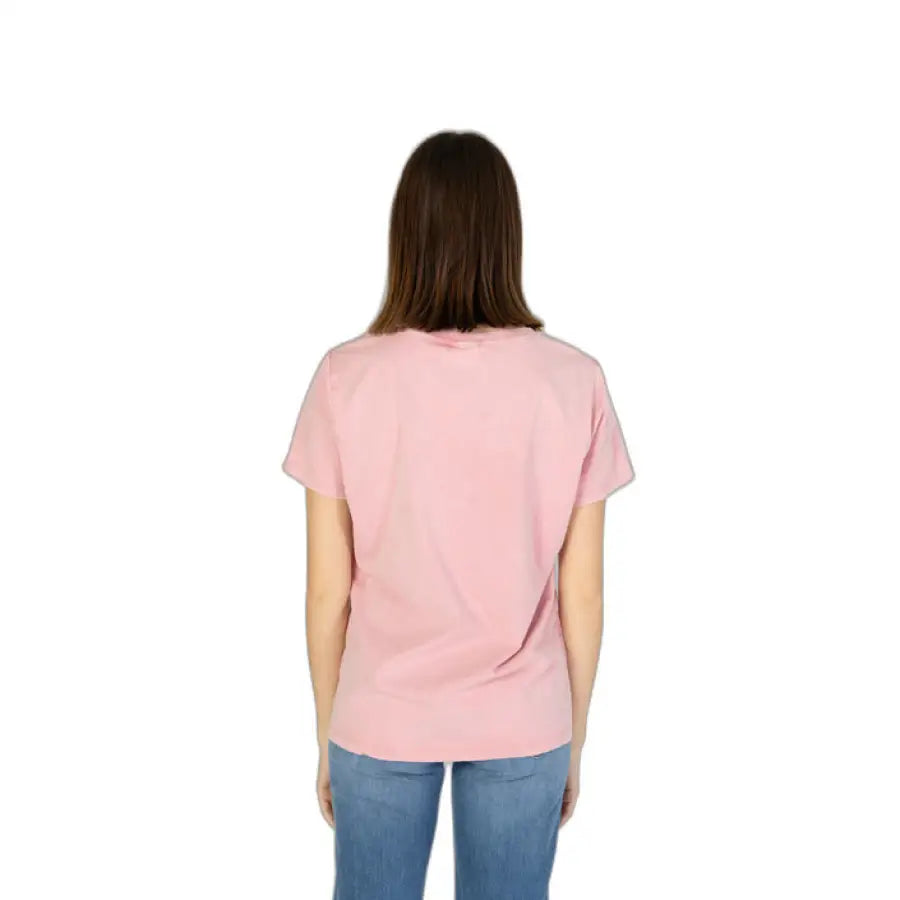 Desigual women t-shirt model in pink shirt and jeans