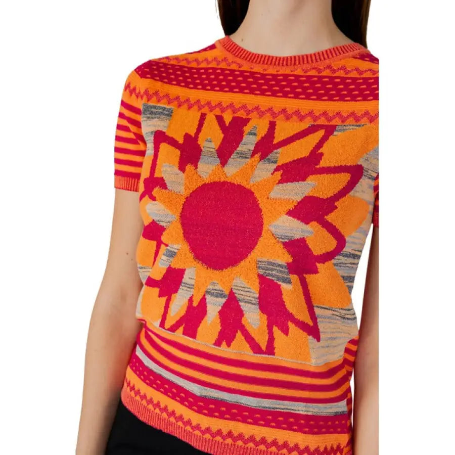 
                      
                        Desigual women wearing flower design sweater in Desigual Women Knitwear collection
                      
                    